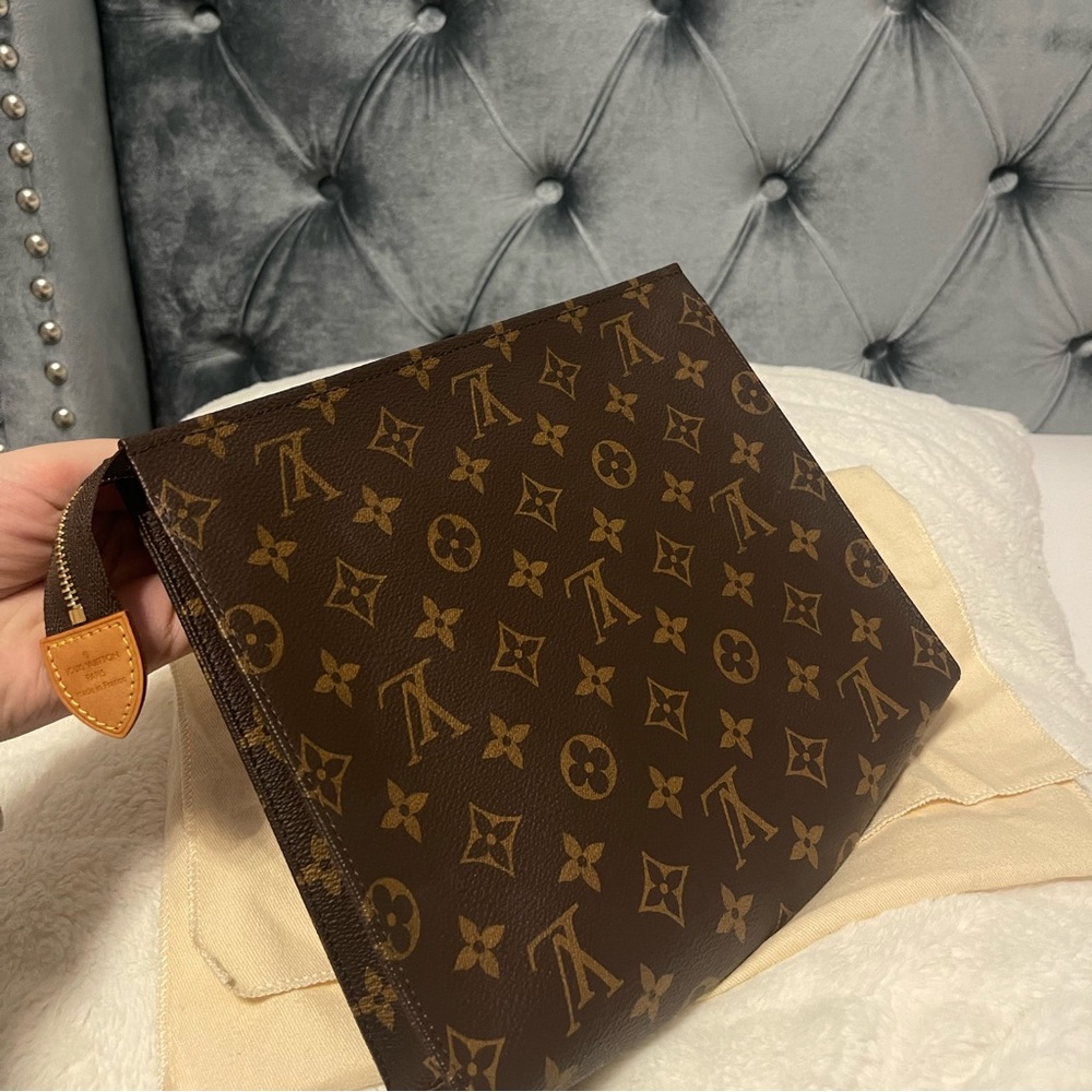 LV TOILETRY POUCH 26